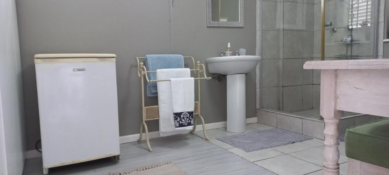 Peony Luxury Room With Wifi And Own Entrance Стеленбош Екстериор снимка