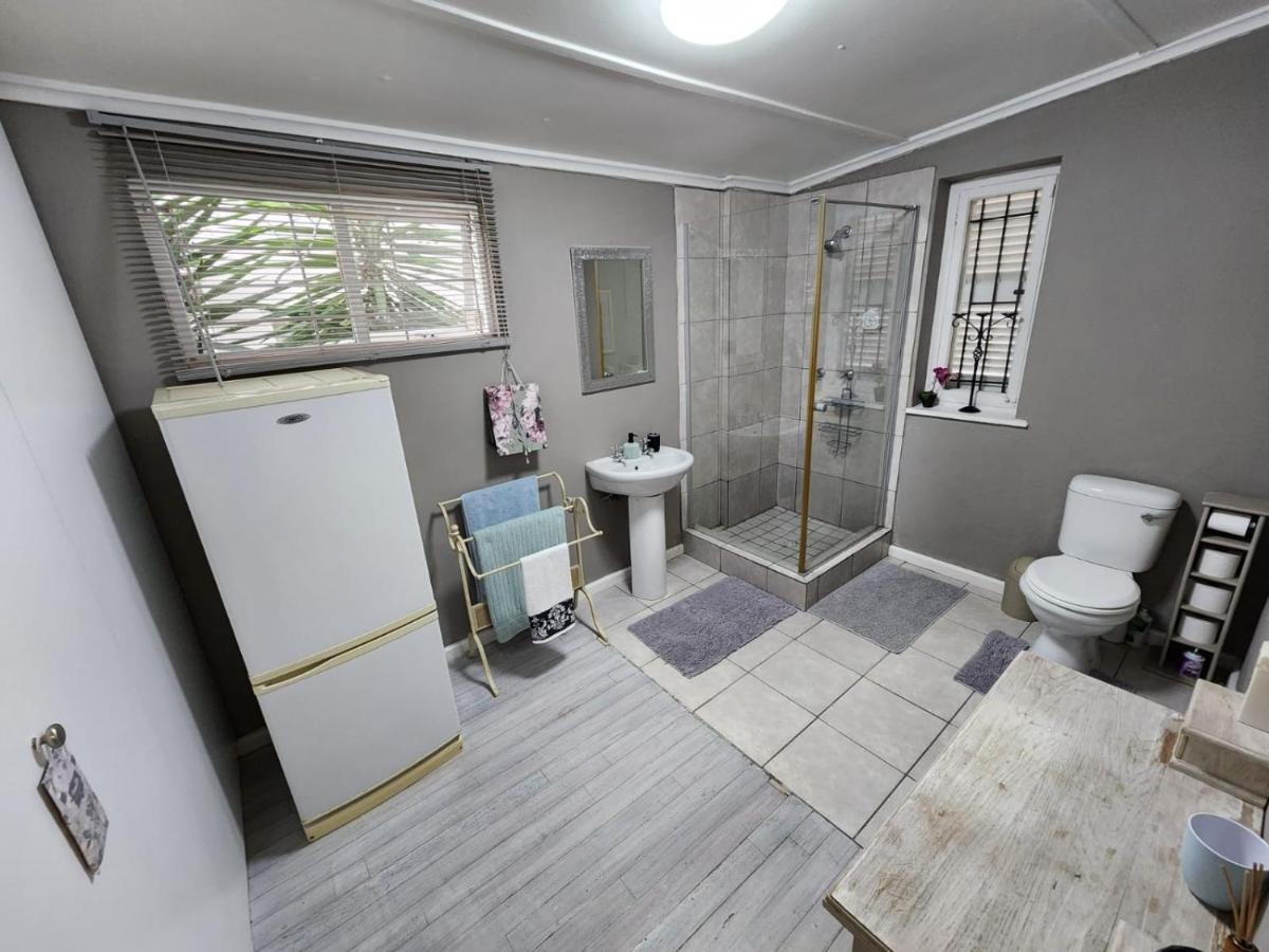 Peony Luxury Room With Wifi And Own Entrance Стеленбош Екстериор снимка